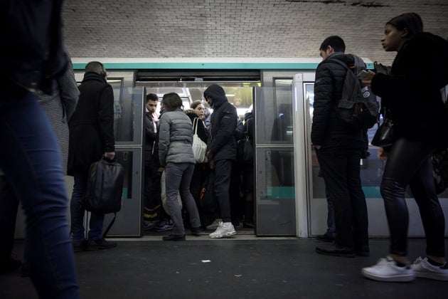 Trafic Ratp Toujours Tres Perturbe Vendredi 10 Janvier Le Huffpost