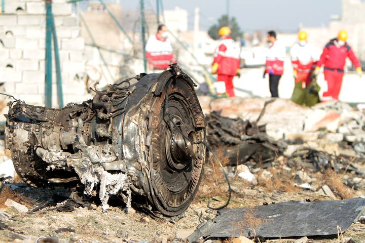 ウクライナ国際航空の旅客機が墜落した現場で行われたレスキュー活動（テヘラン近郊で1月8日撮影）