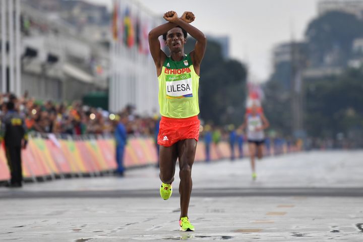 2016年のリオデジャネイロ・オリンピックで、両手でばつ印を作って高く掲げたフェイサ・リレサ選手