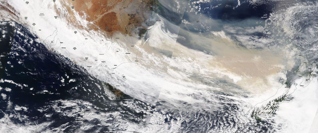 Smoke moving in an easterly direction toward New Zealand on January 5, 2020