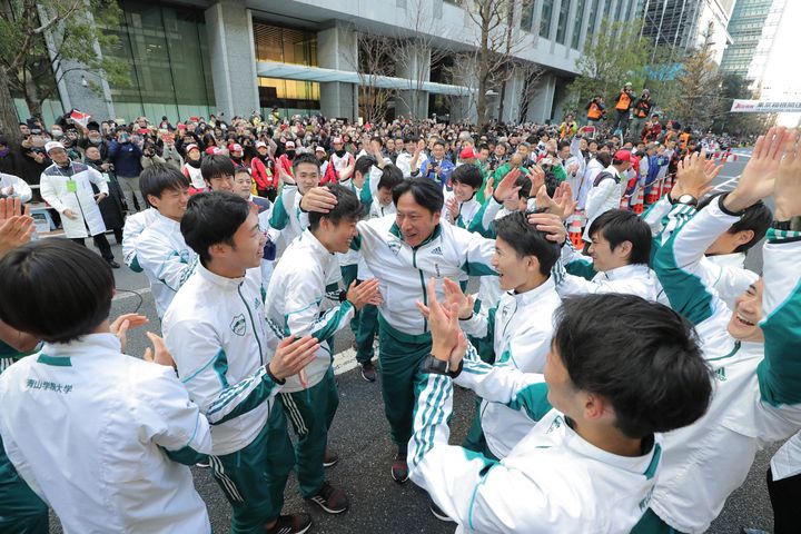 総合優勝を決め、選手と喜び合う青学大の原晋監督（中央）＝1月3日、東京・大手町［代表撮影］ 