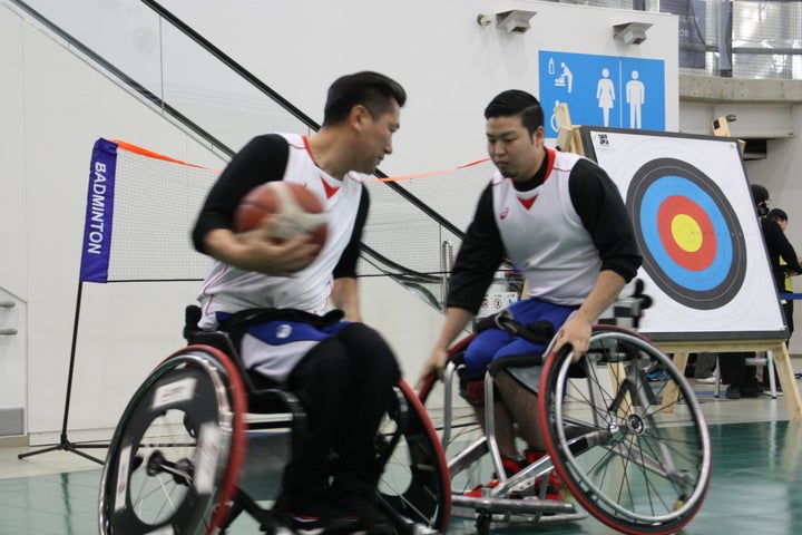 車いすバスケのデモンストレーションをする三宅克己選手（左）と諸岡晋之助選手（右）