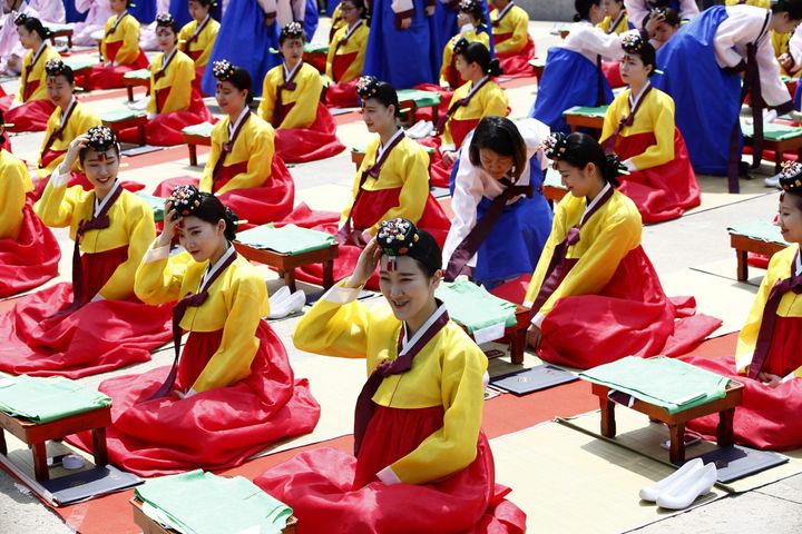 韓国のソウルで開かれた成人式で、伝統衣装に身をまとった新成人。