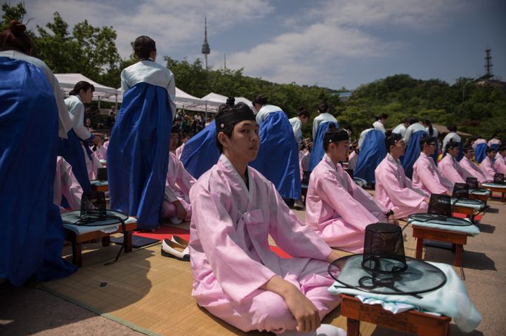 韓国のソウルで開かれた成人式で、伝統衣装に身にまとう新成人
