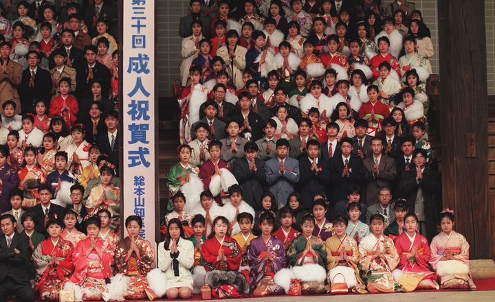 1995年1月20日。浄土宗総本山知恩院の系列の仏教大や短大などの学生を対象に行われた集団成人式（京都市東山区）