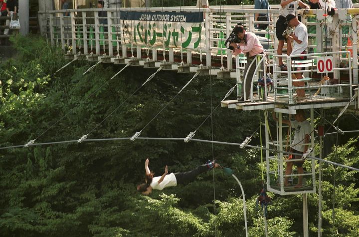2000年8月14日。山形県朝日村では、8月14日に行われた成人式の後で、新成人が「バンジージャンプ」に挑戦した。17人が橋のジャンプ台から34メートル下を流れる同村の梵字川（ぼんじがわ）に向かって飛び降りた（山形県朝日村で）
