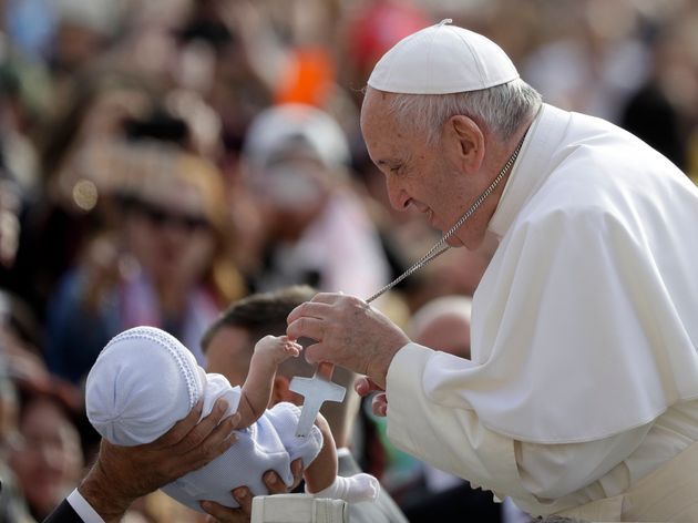 Papa Francesco Se Un Bimbo Piange In Chiesa Perche Ha Fame La Mamma Lo Allatti Pure L Huffpost