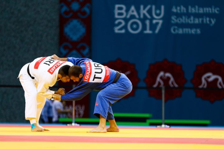 Saeid Mollaei(in white) of Iran and Gulduren Ilker (in blue) of Turkey compete for the men's judo 81kg gold medal in 2017.