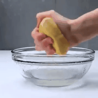 Cortar limones y colocarlos en un bol para limpiar el microondas.
