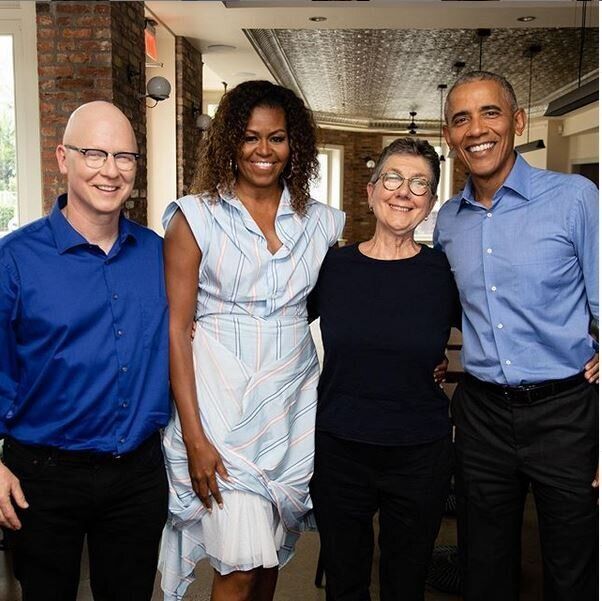 Το ζεύγος Ομπάμα μαζί με τους σκηνοθέτες του «American Factory», Στίβεν Μπόγκναρ και Τζούλια Ράιχαρτ.