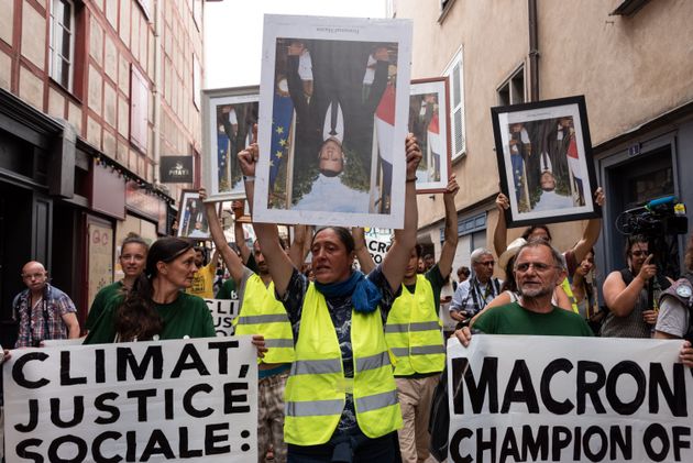 De nombreux militants pro-climat défilent des mois avec des portraits volés d'Emmanuel...