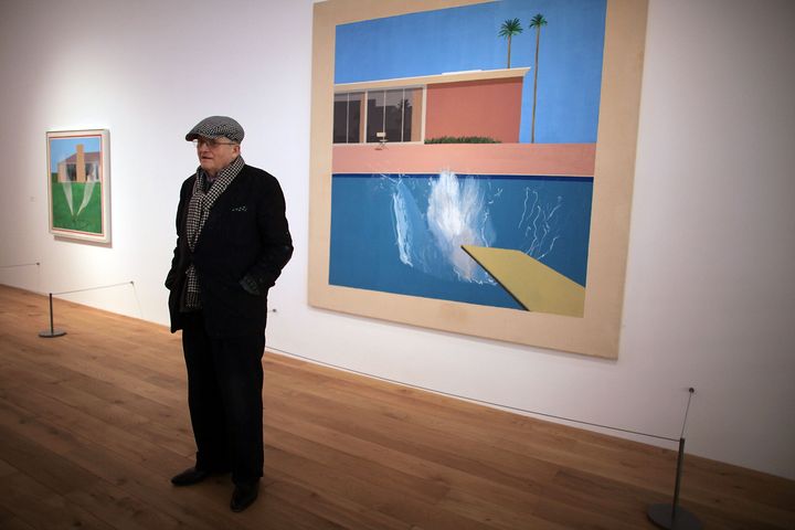 Ο Ντέιβιντ Χόκνει στέκεται μπροστά στον πίνακα «A Bigger Splash».