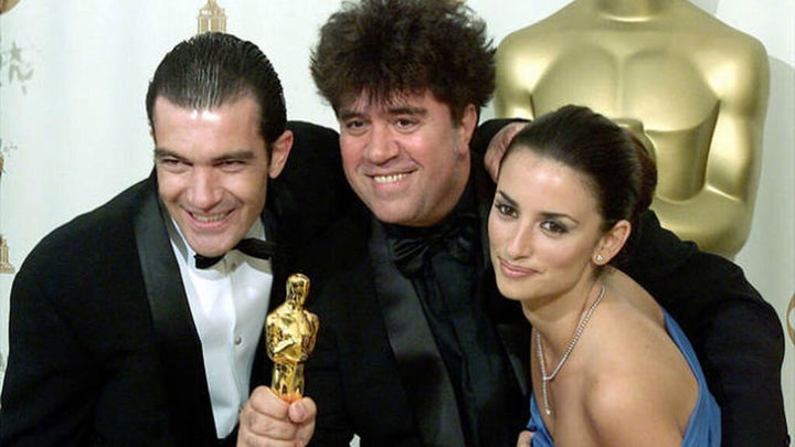 Antonio Banderas, Pedro Almodóvar y Penélope Cruz en los Oscar de 1999.