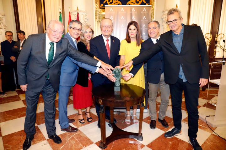 De izquierda a derecha en la fotografía aparecen: Manuel Azuaga (Unicaja), Francisco Salado (Diputación), Patricia del Pozo (Cultura), Francisco de la Torre (alcalde), Noelia Losada (concejala de Deportes) y Elias Bendodo, (consejero de la presidencia). Junto a ellos, a la derecha del todo, el presidente de la Academia, Mariano Barroso. 