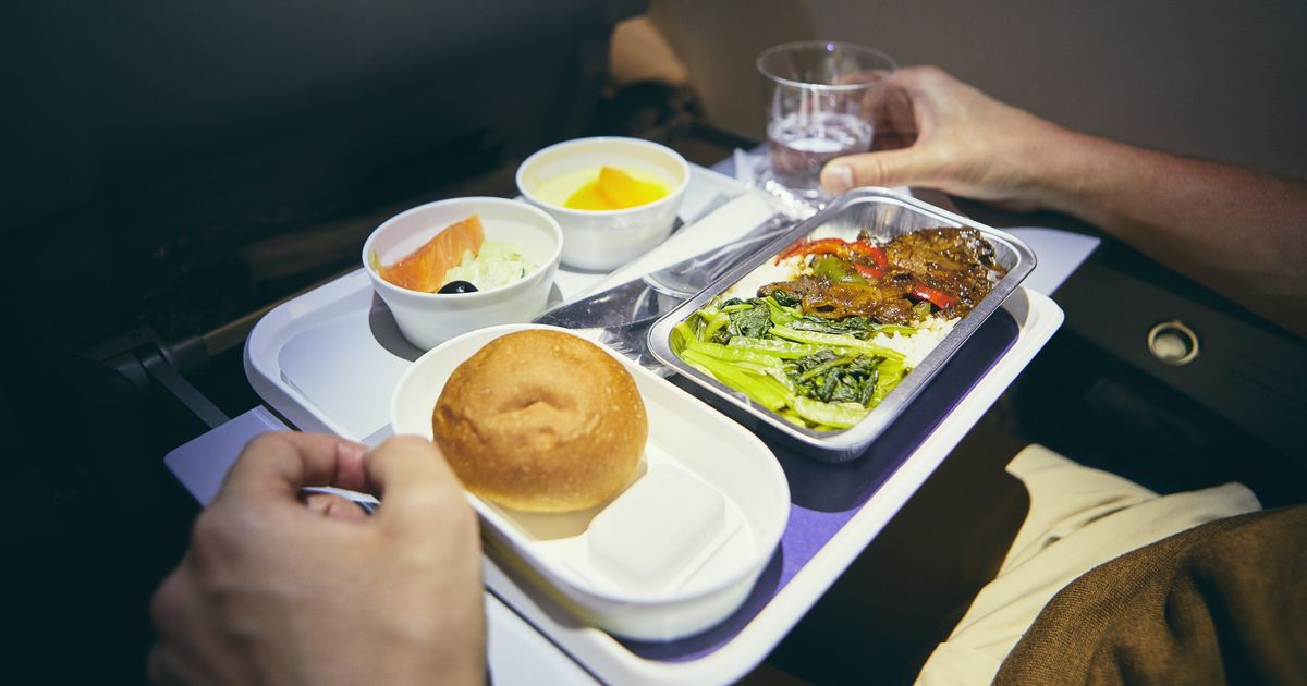 Сколько кормят в самолете. Еда в самолете. Еда на борту самолета. Обед в самолете. Завтрак в самолете.