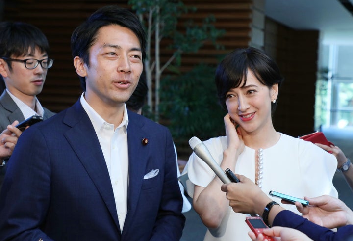 フリーアナウンサーの滝川クリステルさん（右）との結婚について記者団に説明する自民党の小泉進次郎衆院議員＝2019年8月7日、首相官邸