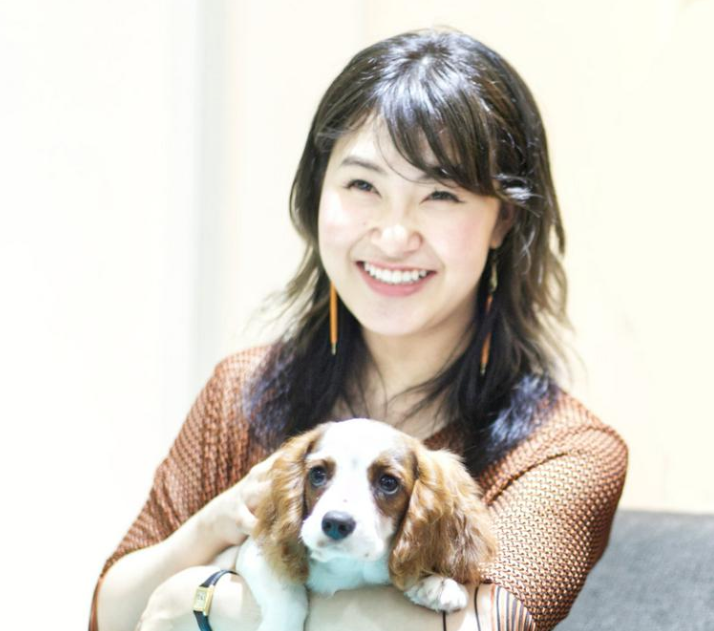 プロフィギュアスケーターの村上佳菜子さんと、飼い犬のViVi。ViViは元々は保護犬だった