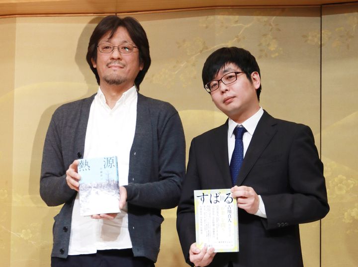 「熱源」で直木賞を受賞した川越宗一さん（左）と芥川賞を受賞した古川真人さん