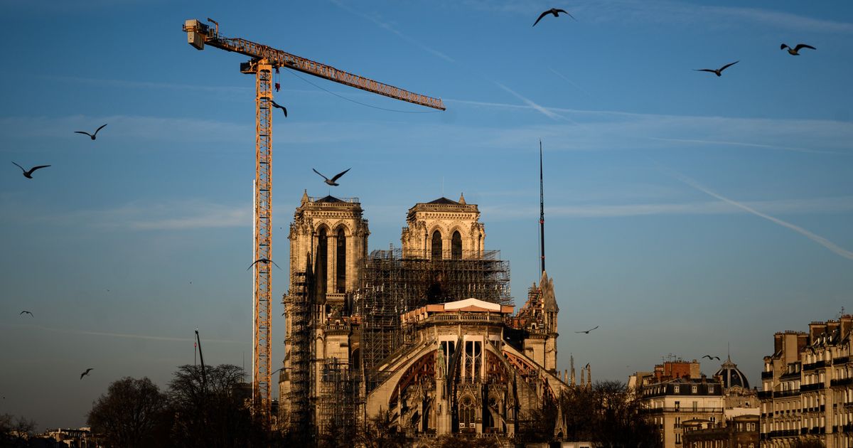 A Notre Dame Des Fetards Se Seraient Introduits Sur La Grue Du Chantier Le Huffpost