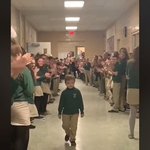 白血病の化学療法を終えた6歳の少年が登校。クラスメートや教師が拍手で出迎える（動画）