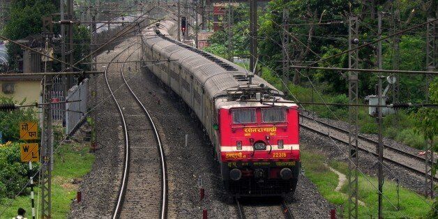 SRC based WAP-4 loco - 22318 showed up with Yesvantpur (YPR) bound 12245 (Howrah-Yesvantpur) Duronto Express at its tow !!