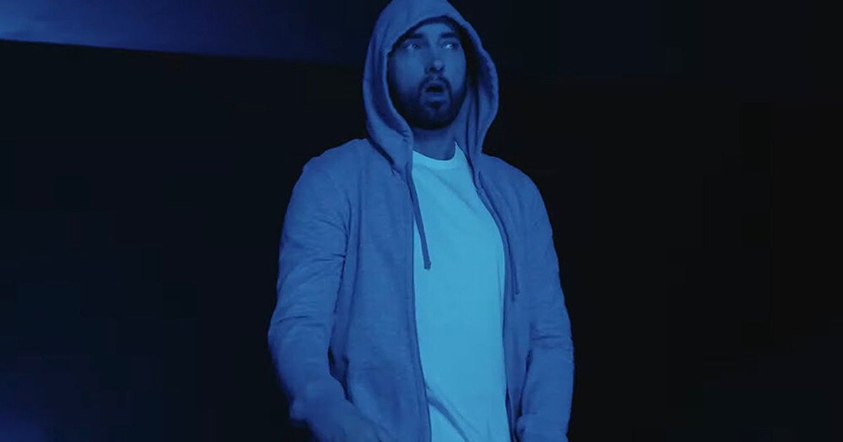 Eminem remix 2023. Эминем Darkness. Eminem outfit. Эминем с капюшоном с бородой 2024. Видео Эминем Даркнесс.