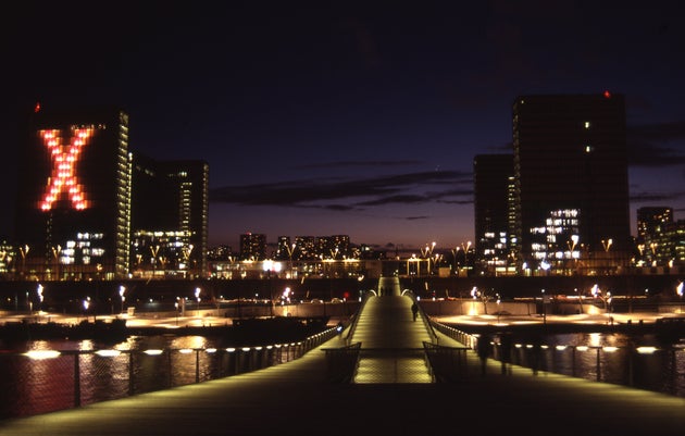 Τα μέγαρο της Εθνικής Βιβλιοθήκης (Βibliothèque Nationale Française) στιγματισμένο με ένα Χ, σύμβολο της πορνογραφίας, με αφορμή σχετική εκδήλωση που έγινε εκεί το 2008.