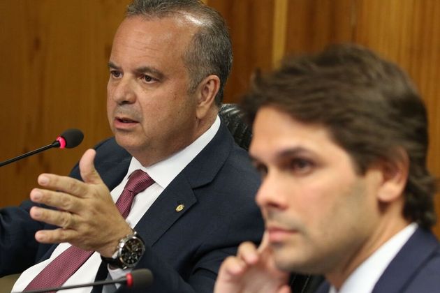 Secretário especial de Previdência e Trabalho do Ministério da Economia, Rogério Marinho (à esq.), e presidente do INSS, Renato Rodrigues Vieira, defendem chamar militares para ajudar na fila de pedidos de aposentadoria.