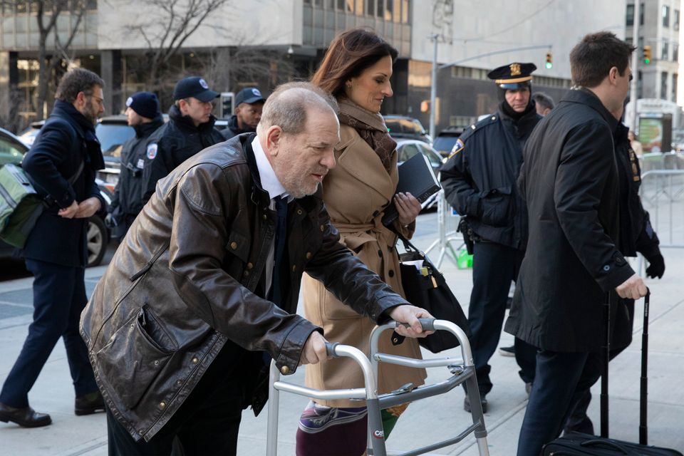 Harvey Weinstein, de terno preto, com um semblante abatido e usando andador, chega à Suprema Corte...