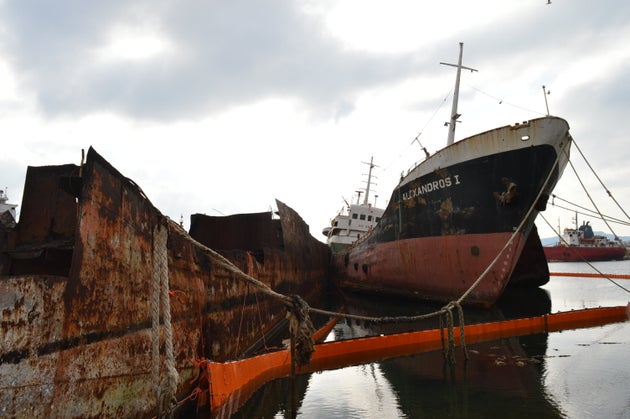 Απομακρύνονται επικίνδυνα πλοία-ναυάγια από την