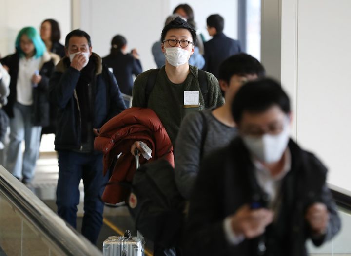 新型コロナウイルスが原因とみられる肺炎が発生している中国・武漢から成田空港に到着した人たち＝1月16日、千葉県成田市