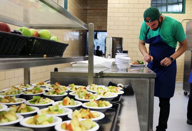 Ο σεφ του καλύτερου εστιατορίου του κόσμου τώρα μαγειρεύει πάμφθηνα πιάτα για δημόσια