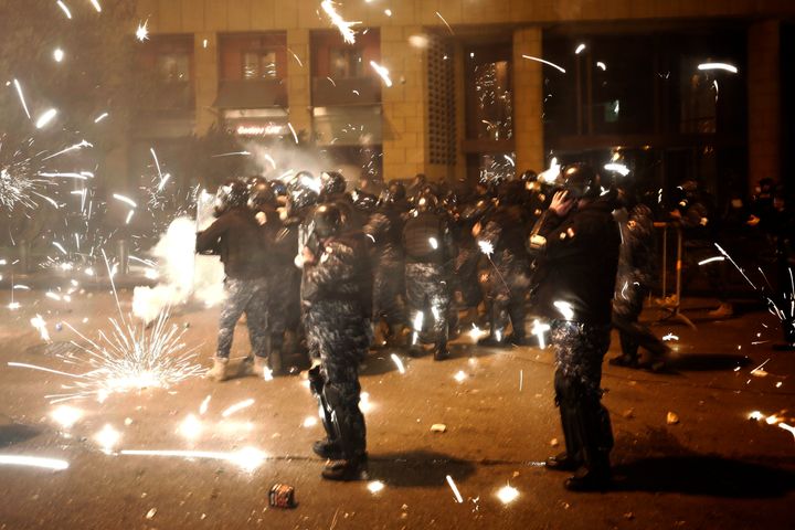 Βηρυτός: Συνεχίζονται οι διαμαρτυρίες - Συγκρούσεις μεταξύ αστυνομίας και διαδηλωτών.