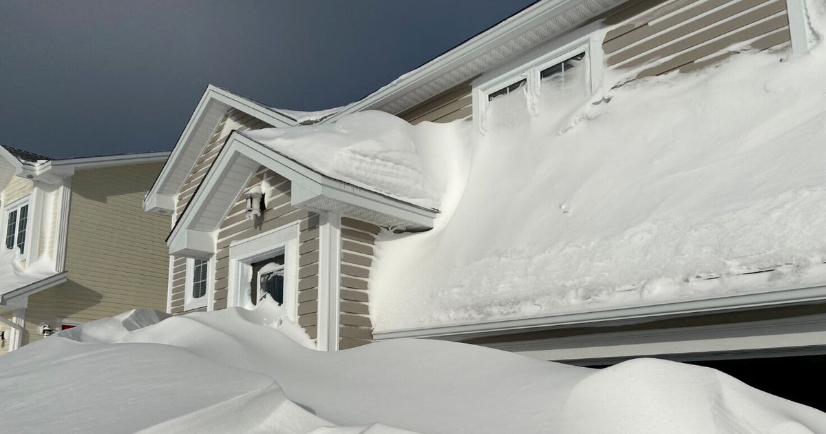 Сугробы замело. Снег в Канаде 2020. Много снега. Заснеженные крыши домов. Сугробы в Канаде.