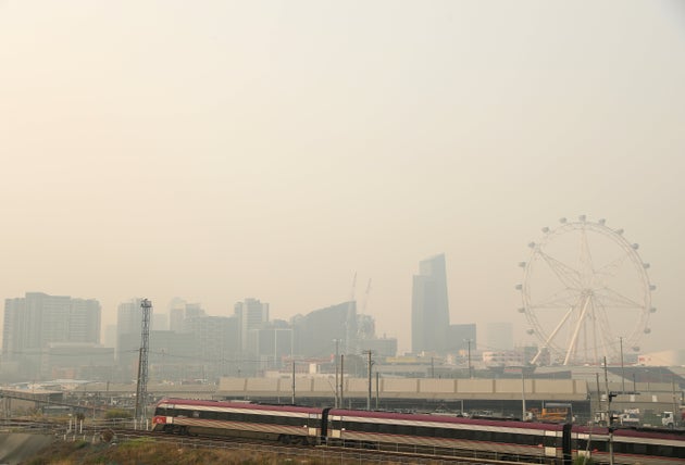 MELBOURNE, AUSTRALIA - JANUARY 15: Smoke from bushfires covers the Melbourne CBD on January 15, 2020 in Melbourne, Australia. Smoke from the East Gippsland and New South Wales Fires continues to leave a blanket of smoke haze over Melbourne resulting in hazardous air quality. (Photo by Robert Cianflone/Getty Images)