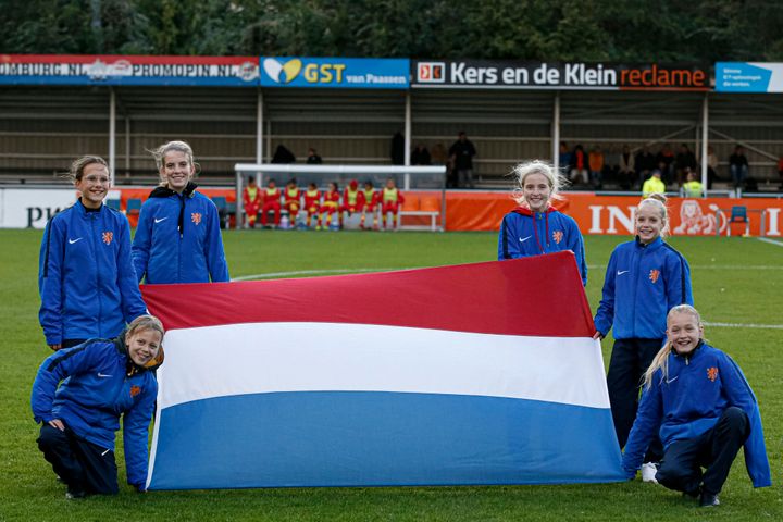 オランダ国旗を掲げる女性サッカーチーム