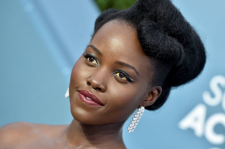 Derriere La Coiffure Glamour De Lupita Nyong O Le Precieux Travail D Un Coiffeur Le Huffpost