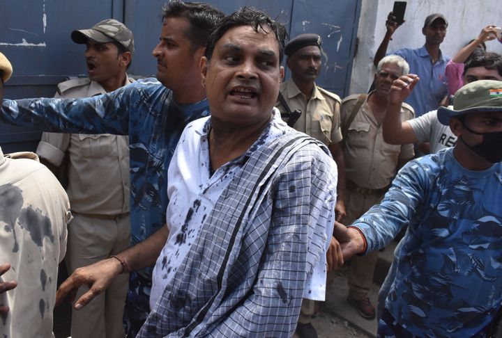 Indian police officials escort Brajesh Thakur, accused of the Muzzaffarpur Shelter home case, in a court in Muzzaffarpur in Bihar on August 8, 2018. 