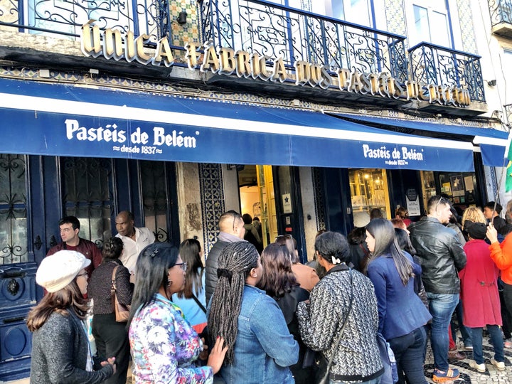 Em frente à loja, fila entre turistas e locais. 