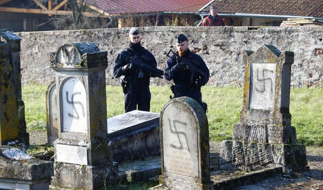 Un cimetière juif à Strabsourg dégradé avec des croix gammés, le 4...