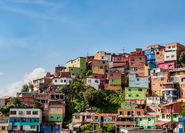 Comuna 13: antes zona perigosa em Medellín, passou por transformação social e hoje é comunidade acolhedora.