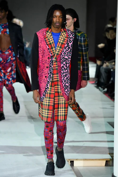 白人モデルに黒人多用の髪型の“ウィッグ” 「コムデギャルソン」の