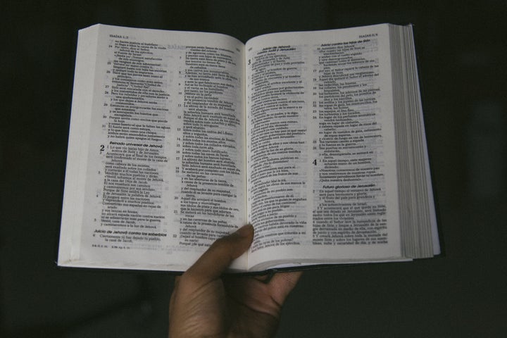 Una biblia en español. 