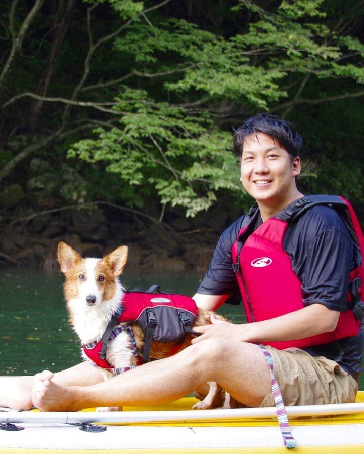 株式会社シロップ代表取締役の大久保泰介さんと飼い犬のコルク
