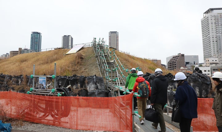 線路地下化、新駅設置工事で掘り出された砂によってできた丘。ここから、うめきた2期の全体を眺められる