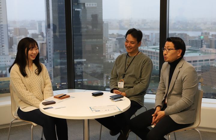 左から、同社うめきた都市再生事務所の昆野凜さん、中山宗一課長、島本健太所長