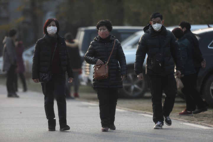 中国・武漢市を歩く人たち