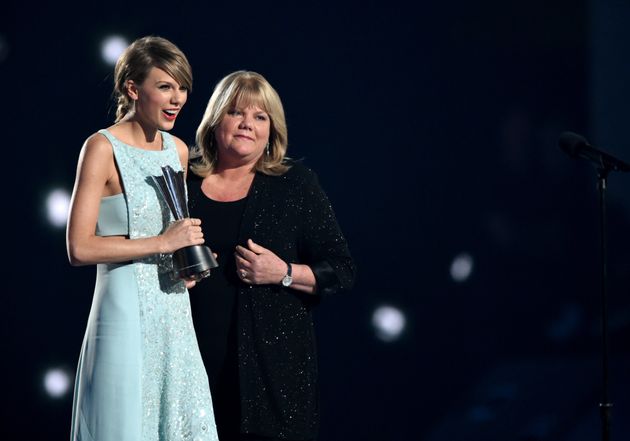 Taylor Swift Gives Update On Her Mums Cancer Battle: They Found A Brain Tumour During Treatment