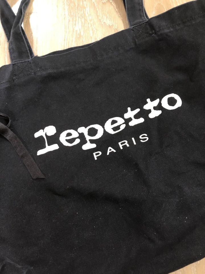 だいぶくたびれたLepettoのレッスンバッグが買い物袋だ。