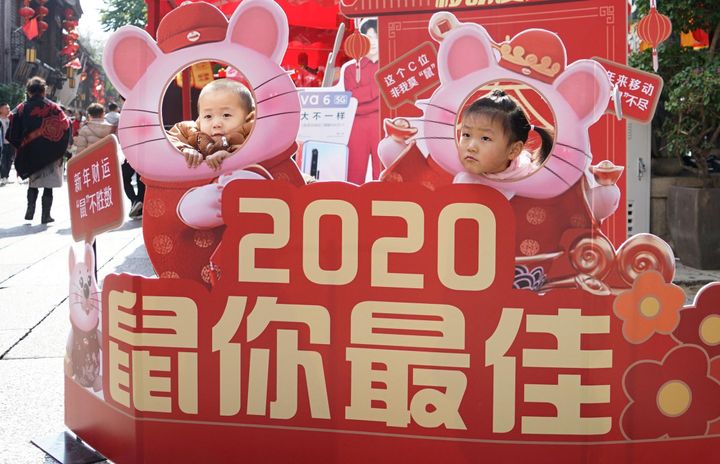 福建省福州市でねずみ年の飾りで記念撮影をする子ども